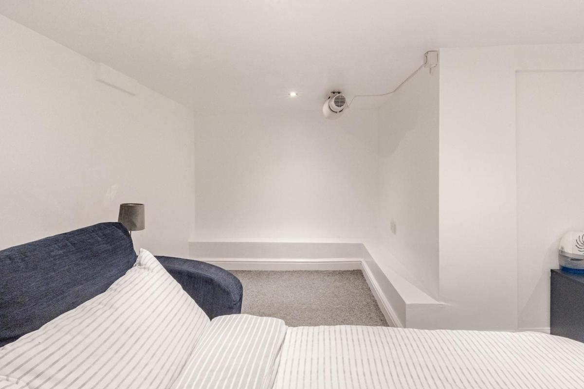 London Zone 2 Spacious Two-Bedroom with Parking Exterior photo